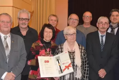 Ottmar Röhrig, Vorsitzender der IGBCE-Ortsgruppe Waldfischbach-Burgalben (links), ehrte mit dem Kreisbeigeordneten Peter Spitzer