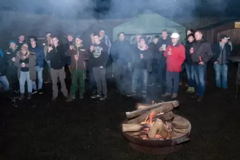 Mit einem Mahnfeuer machten die Landwirte auf ihre Situation aufmerksam.