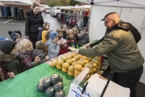 Es darf genascht werden: Die Kinder des Kindergartens Kinderplanet probieren den Käse beim Feinkoststand Böhm-Spiegel.