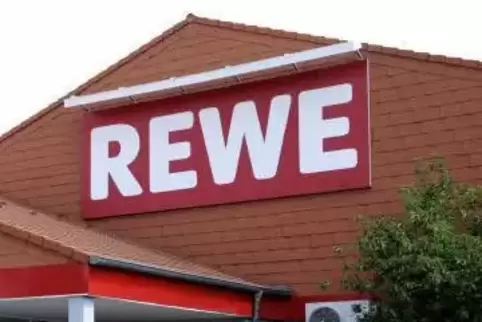 Ein Supermarkt, zwei Bieter. Die Gemeindeverwaltung favorisiert derzeit Rewe ...