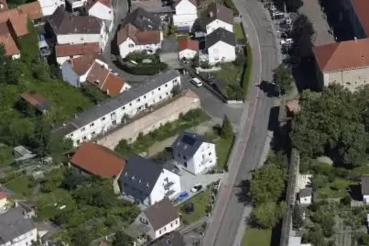 Links im Bild die alte Turnhalle und die Gärten dahinter, die mit zum Baugebiet gehören.