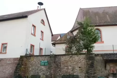 Die Seitenmauer des Rathauses zur Kirche hin soll aufgegraben und abgedichtet werden.