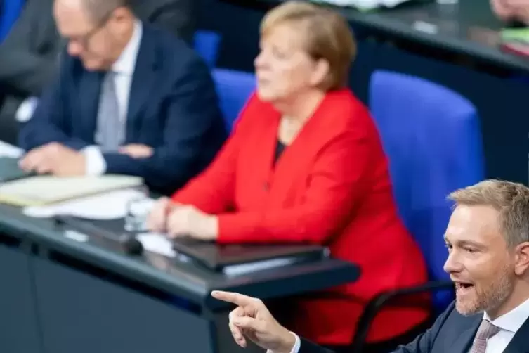 Unterstellt der Bundesregierung eine „schlafwandlerische Politik“: FDP-Parteichef Christian Lindner am Rednerpult bei der Genera