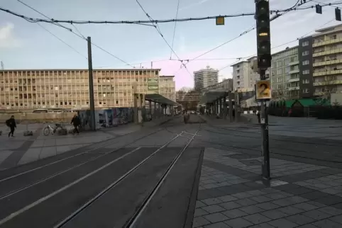 Eine Folge der Sperrungen unter der „Pilzstraße“: Die Haltestelle Berliner Platz ist zu. Es gibt neue Routen, Infoposten informi