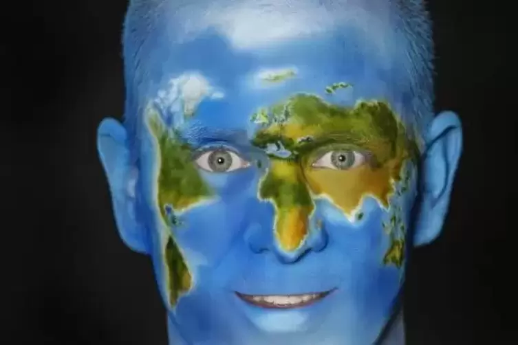 Seine Neugier auf die Welt steht Thomas Bauer ins Gesicht geschrieben &ndash; hier mit einem Gesichtspainting der Weltkugel.