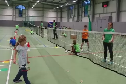 Alisa Roßrucker bringt ihren Schützlingen immer montags das Einmaleins des Badmintons bei.