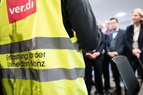 Am Dienstag hatten Klinik-Mitarbeiter den Mitgliedern des Gesundheitsausschusses im Landtag eine Petition übergeben. 