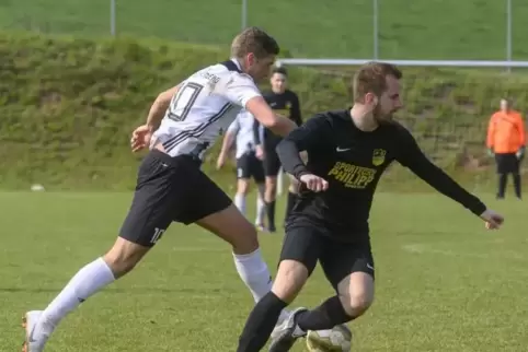 Fabian Schmidt (weißes Trikot, gegen Spesbachs Tobias Reichow) ist mit Tobias Schad als Spielertrainer fürs TSG-Team verantwortl