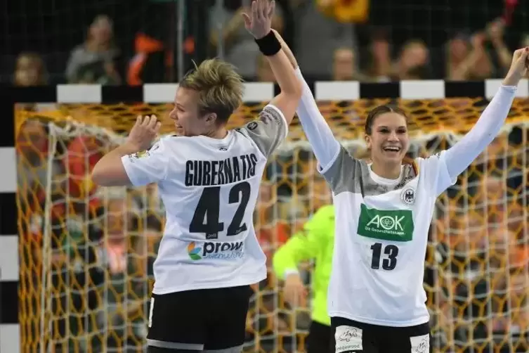Julia Behnke (rechts) bei der Handball-WM 2017 in Deutschland.