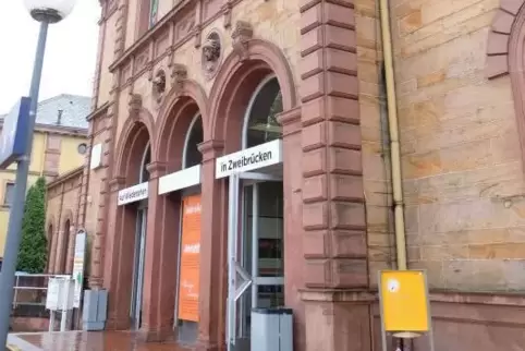 Der Zweibrücker Bahnhof wurde 1872 errichtet und in den 1980er Jahren zuletzt renoviert.