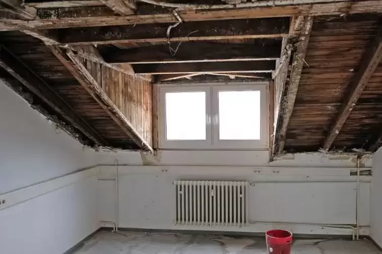Undichtes Dach, morsche Balken, Schimmel an W&auml;nden und Decken. So sieht es in Teilen des Geb&auml;udes aus.