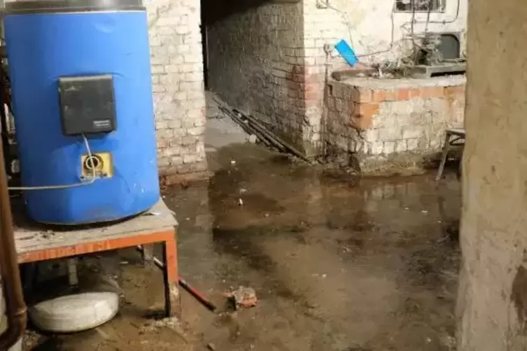 Die Gewobau musste nach dem Kauf des Bahnhofs zuerst den Keller trocken legen, weil ein Wasserrohr defekt war. Dennoch dr&uuml;ckt si