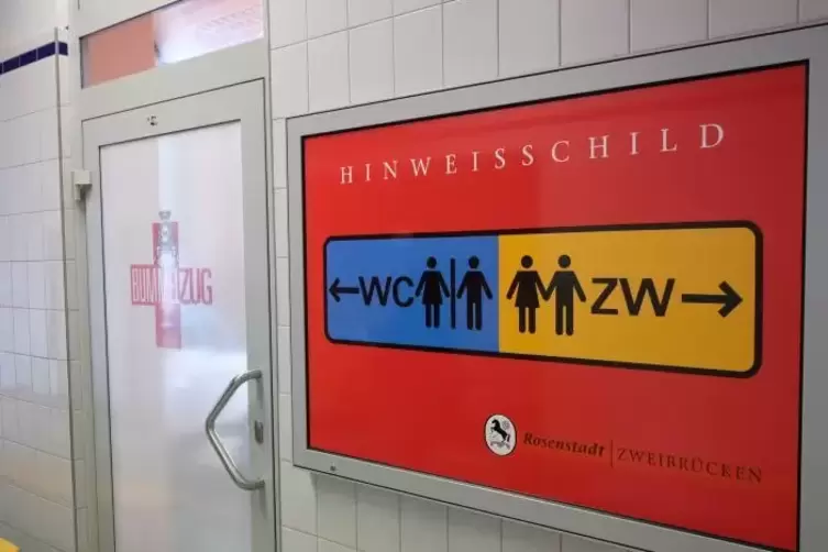 Nach links geht&rsquo;s zur Toilette. Betreten m&ouml;chte man sie ob des Geruchs aber nur, wenn es gar nicht anders geht.