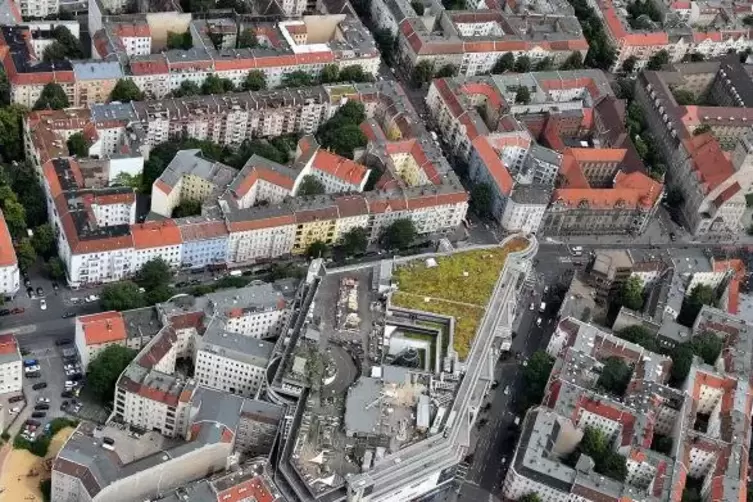 Die Karl-Marx-Straße mit dem Rathaus Neukölln in Berlin. Die Hauptstadt liegt laut der ZDF-Studie auf Rang 217.