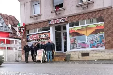 Die Glassplitter lagen auch auf der Ortsdurchfahrt. 