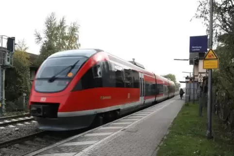 Am Bahnhof in Edesheim kommt es offenbar derzeit häufiger vor, dass Züge derart überfüllt sind, dass nicht alle Fahrgäste zustei
