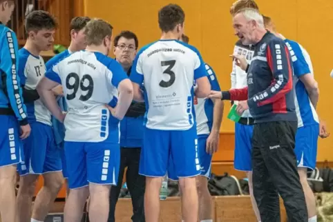 Mahnt seine Mannschaft zur Konzentration: HR-Herren-Trainer Johannes Finck (rechts).