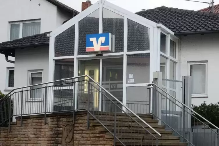 Hat nur noch bis Ende des Jahres geöffnet: die Zweigstelle der VR-Bank Mittelhaardt im Neustadter Weindorf Königsbach.
