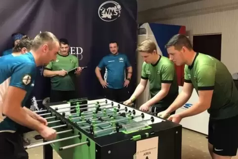In den grünen Trikots Christoph Rubel und Lukas Übelacker sowie hinten mit dem Schreibblock KCK-Vorsitzender Simon Mai beim Vorr