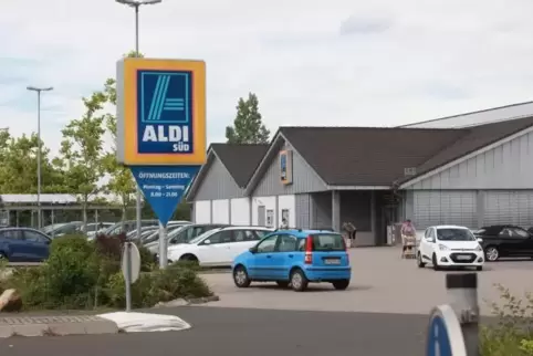 Plant einen Anbau: der Aldi-Einkaufsmarkt liegt zwar näher an Edenkoben, aber dennoch auf Kirrweilerer Gemarkung.