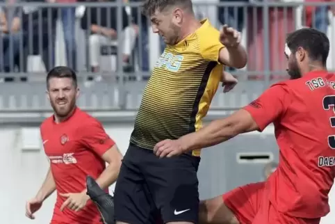 Sechs Niederlagen in Folge setzte es für den BSC Oppau, im Bild mit Dirk Hilzendegen (Mitte).
