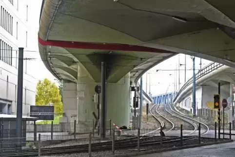 Abrissreif: der Abschnitt der Hochstraße Süd mit den Stützen in Pilzfrom.