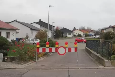 Die Bewohner des Weißdornwegs wollen keine neue Buslinie durch ihre Straße, die bisher eine Sackgasse mit Fußweg war.