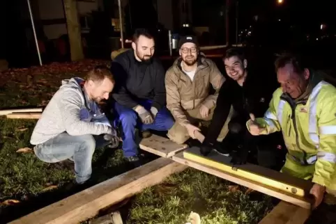 Beim Standaufbau (von links): Florian Dell, Patrick Köhl, Philipp Schreiner,Stefan Dietrich und Thomas Dell.