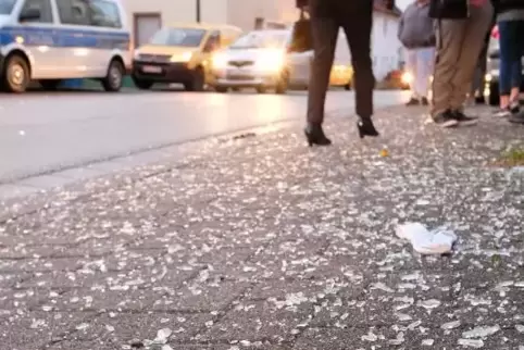 Die Explosion war so stark, dass Scheiben zersplitterten und Scherben auf den Gehweg flogen.