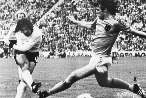 7. Juli 1974, München, Olympiastadion: Gerd Müller trifft in der 44. Minute des WM-Endspiels zum 2:1 gegen die Niederlande und s