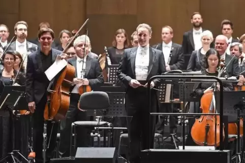 Dirigent Michael Francis (links) und Intendant Beat Fehlmann mit dem Orchester beim ersten „Keynote“-Konzert.