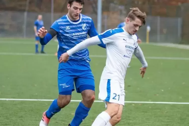 Hart auf den Fersen: Hier bedrängt Lukas Bißbort (links) Henrik Streib vom TB Jahn Zeiskam.
