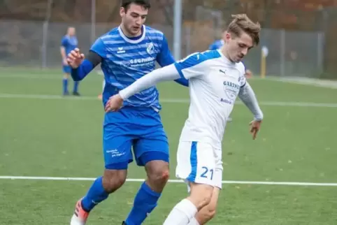 Hart auf den Fersen: Hier bedrängt Lukas Bißbort (links) Henrik Streib vom TB Jahn Zeiskam.