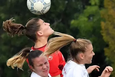 Kristin Götz (oben, hier gegen Bad Neuenahr) und der FFC Niederkirchen weichen am Samstag nach Wachenheim aus.