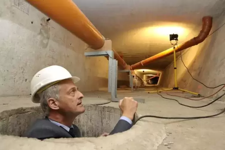30. April 2010: Der damalige Bundesverkehrsminister Peter Ramsauer (CSU) besucht Ludwigshafen und klettert in ein besch&auml;digtes B