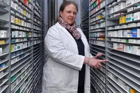 Im Innern des Medikamentenroboters, den Apothekerin Kerstin Roos und ihr Team benutzen, verstecken sich Regalplätze für unzählig