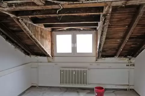 Undichtes Dach, morsche Balken, Schimmel an Wänden und Decken. So sieht es in Teilen des alten Bahnhofgebäudes aus. Die Gewobau 