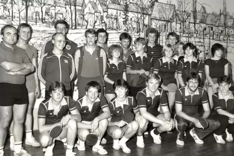 Ein Bild aus den 1980er-Jahren. Fünf Herren aus dieser Zeit sind heute noch als aktive Spieler dabei: ganz links Abteilungsleite