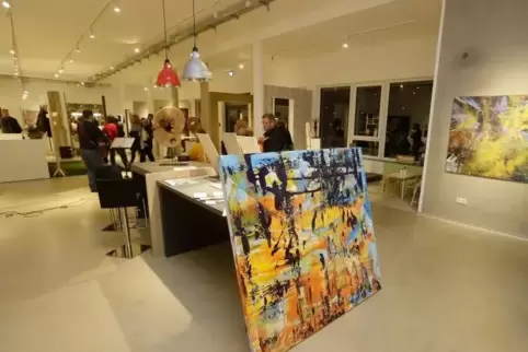 Blick ins Bauwerk mit Peter Hudlets Holzobjekten und explosiven Gemälden von Hermann Weis.