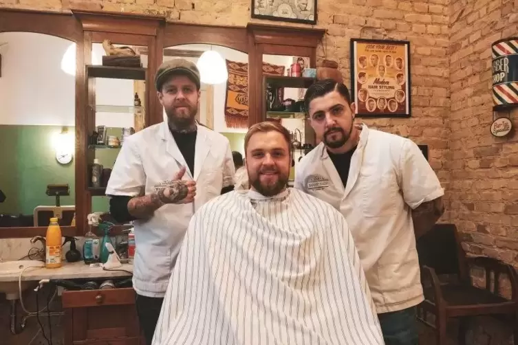 &bdquo;Es geht um die Gesundheit, ja um das Leben&ldquo;, sagt Frederic St&uuml;ber (Mitte) von den Eulen Ludwigshafen, hier beim Barbier in Mann
