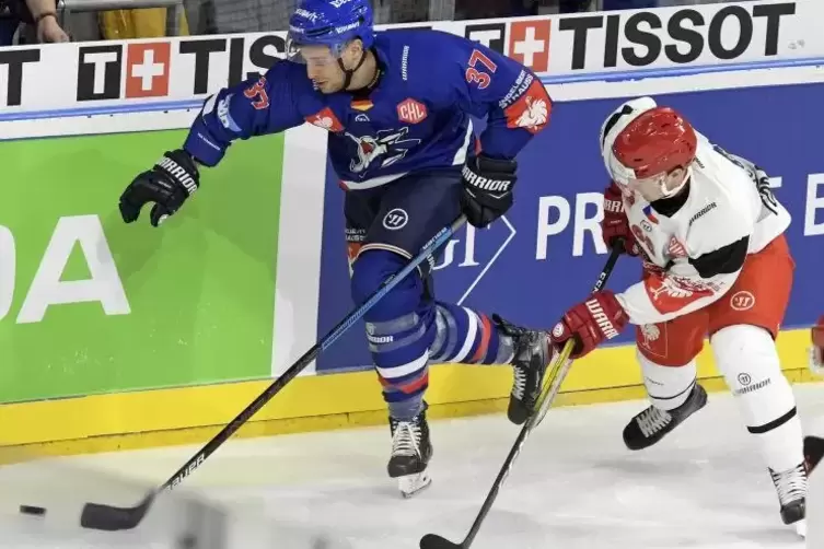 Bei den Adler Mannheim spielt Thomas Larkin (links) in der Verteidigung.