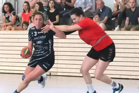 Leistungsträgerin bei der HSG Dudenhofen/Schifferstadt: Annalena Scheib (rechts), hier in einem Spiel gegen Hauenstein/Rodalben.