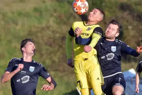Der Mechtersheimer Claus Bückle (links) beobachtet dieses Kopfballduell seines Teamkollegen Lukas Hartlieb mit dem Wiesbacher Lu