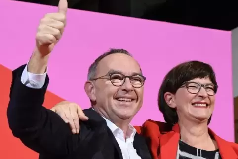 Glücklich: Norbert Walter-Borjans und Saskia Esken. Sie haben die Mitgliederabstimmung der SPD gewonnen.