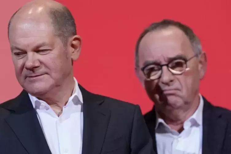 Nach der Bekanntgabe des Ergebnisses stehen der unterlegene Olaf Scholz (links) und Sieger Norbert Walter-Borjans (rechts) gemei