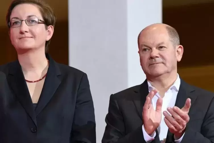 Klatschen f&uuml;r die Sieger: Olaf Scholz (rechts) und seine Teampartnerin Klara Geywitz.