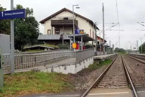 Der Bahnübergang am Bahnhof in Lingenfeld: Er soll erneuert werden. 