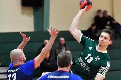 Der Kirrweilerer Moritz Kiehl (am Ball) springt deutlich höher als die MSG-Abwehr.