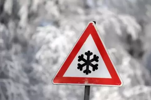 Regen kann bei kalten Temperaturen schnell zu Glatteis führen. 