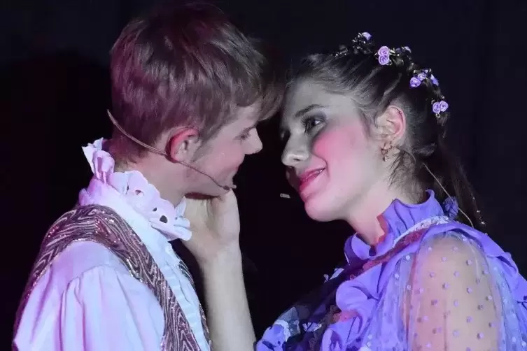 Es muss nicht immer ein Märchenprinz sein: Müllerbursche Brandan (David Vollweiler) mit seinem wachgeküssten Dornröschen Aurora 
